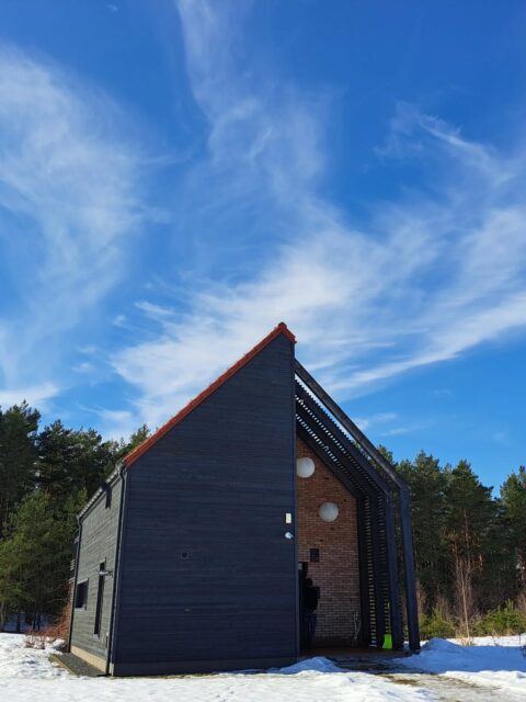 Wiem, że to nie będzie popularne twierdzenie, ale cieszę się że na polanie wokół domku jeszcze leży śnieg. Cieszę się, że zima wokół Mrągowa poczekała na mnie.  Początkiem stycznia zerwałam więzadło krzyżowe w kolanie. Zimę widziałam więc tylko przez okno. Kule, orteza, minimalna mobilność... A tymczasem zima jak z obrazka.  De faco dziś, 1 marca, odważyłam się pierwszy raz pochodzić po śniegu. Bardzo niepewnym krokiem, ale w najlepszym, najspokojniejszym miejscu - wokół Okna na spokój.  A zgięcie prawego kolana na ostatnim zdjęciu, to na razie maks, który osiągnęłam.  Prosta, szczera radość kiedy wystarczy słońce, chodzenie po śniegu i klucze gęsi nad głową.  Teraz też jestem gotowa na wiosnę🌞  #wiosnapolska #ciszaispokój #mazurycudnatury #niesypiambylegdzie #weekendzamiastem